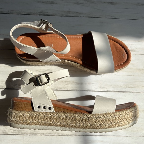 2 FOR $15 SALE!! *ADD TO BUNDLE* Cushionaire White Wedge Sandals - Picture 1 of 5